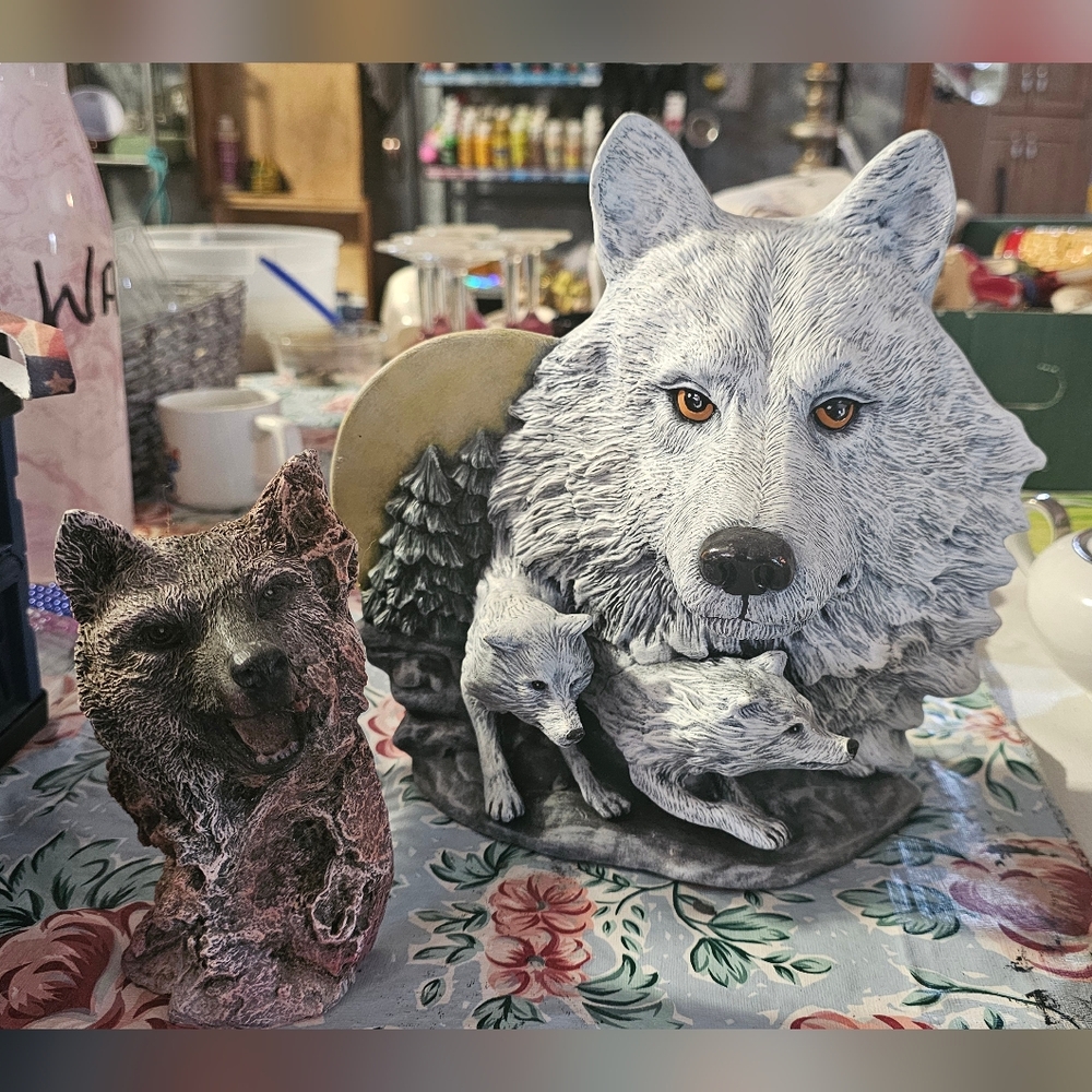 White Wolf Family Sculpture Resin Accent - Nature-Inspired Décor